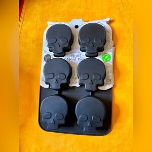NWT Silicone Skull Mold Pan